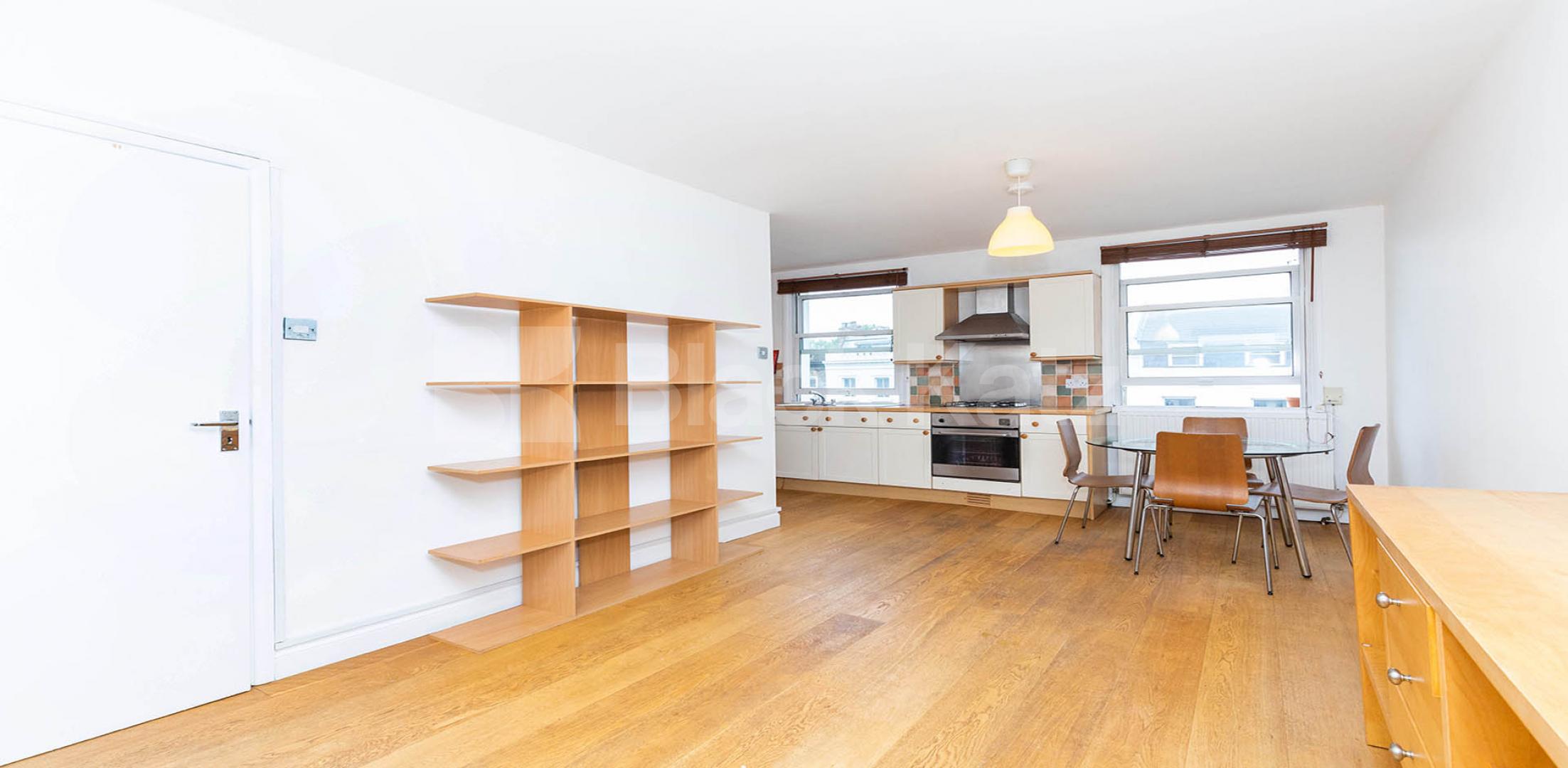 Split level three bedroom flat with modern furnishings mins to tube & shops Brecknock Road, Tufnell Park